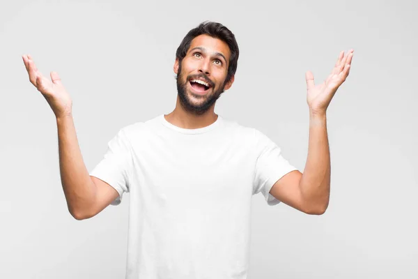 Jovem Latino Bonito Homem Sentindo Feliz Surpreso Sortudo Surpreso Comemorando — Fotografia de Stock