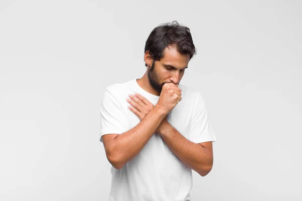 年轻的拉丁帅哥 喉头酸痛 有流感症状 满嘴咳嗽 感觉不舒服 — 图库照片