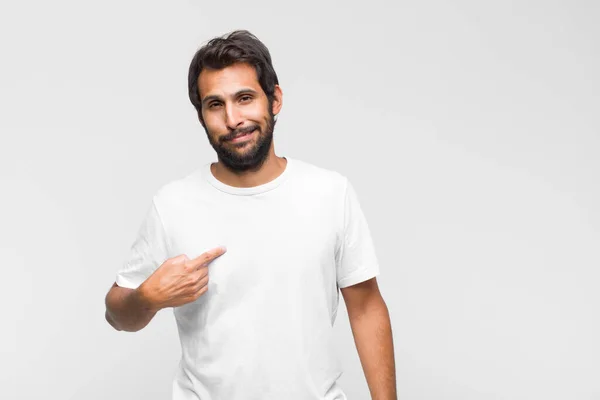 Joven Latino Guapo Hombre Sonriendo Ansiosamente Cruzando Ambos Dedos Sintiéndose — Foto de Stock