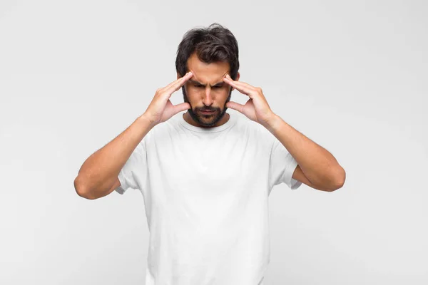 Jovem Latino Bonito Homem Olhando Concentrado Pensativo Inspirado Brainstorming Imaginando — Fotografia de Stock