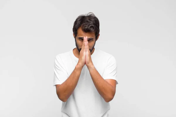 Jovem Latino Bonito Homem Sentindo Preocupado Esperançoso Religioso Orando Fielmente — Fotografia de Stock
