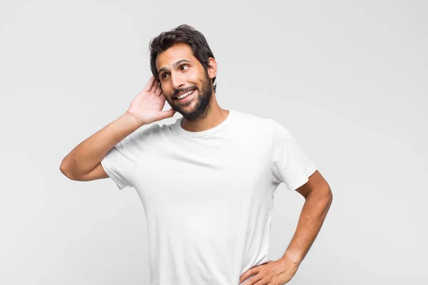 Jovem Latino Bonito Homem Sorrindo Olhando Curiosamente Para Lado Tentando — Fotografia de Stock