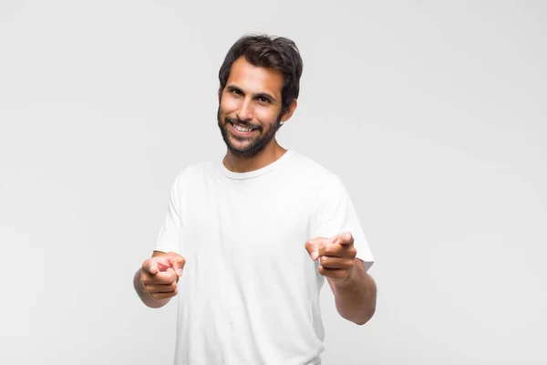 Ung Latinska Stilig Man Känner Sig Glad Cool Nöjd Avslappnad — Stockfoto