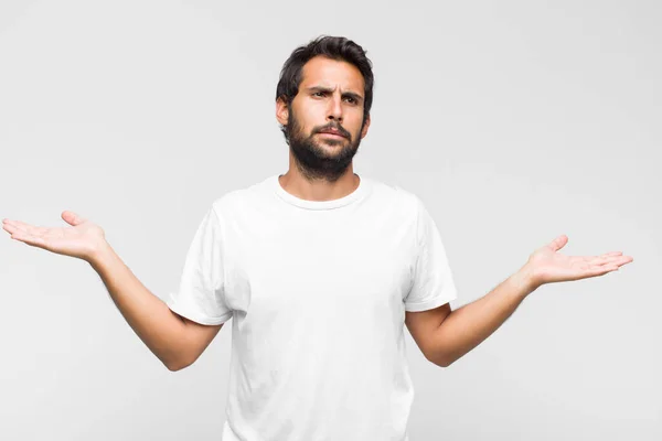 Jovem Latino Bonito Homem Olhando Confuso Confuso Estressado Perguntando Entre — Fotografia de Stock