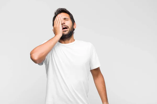 Jonge Latin Knappe Man Zoek Slaperig Verveeld Gapen Met Een — Stockfoto