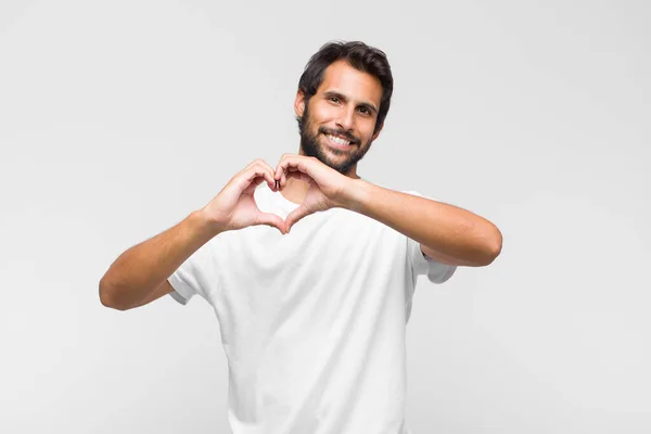 Genç Latin Yakışıklı Adam Gülümsüyor Mutlu Sevimli Romantik Aşık Iki — Stok fotoğraf