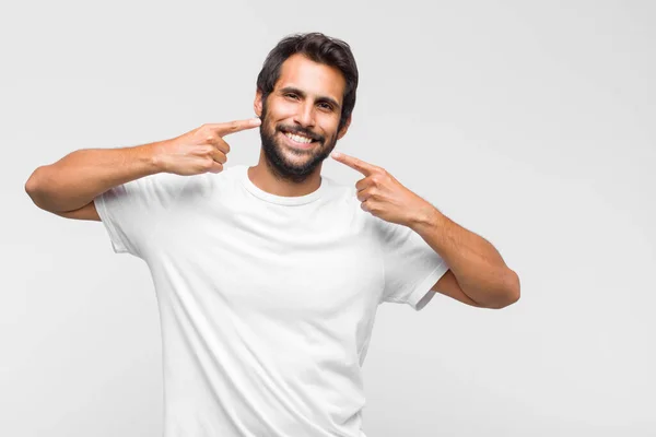 Jovem Latino Bonito Homem Sorrindo Confiantemente Apontando Para Próprio Sorriso — Fotografia de Stock