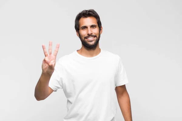 Mladý Latinsky Pohledný Muž Usmívá Vypadá Přátelsky Ukazuje Číslo Tři — Stock fotografie