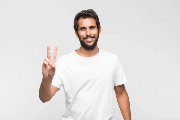 Mladý Latinsky Pohledný Muž Usmívá Vypadá Přátelsky Ukazuje Číslo Dvě — Stock fotografie