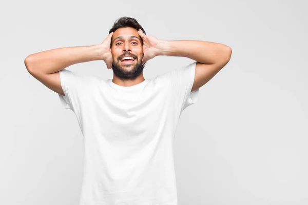 Joven Latino Guapo Hombre Sintiéndose Estupefacto Asustado Temiendo Algo Aterrador — Foto de Stock