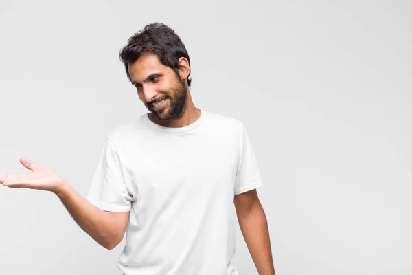 Jovem Latino Bonito Homem Sentindo Como Gênio Segurando Dedo Orgulhosamente — Fotografia de Stock