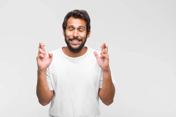 Mladý Latinsky Pohledný Muž Pocit Hrdosti Arogantní Sebevědomí Vypadající Spokojeně — Stock fotografie