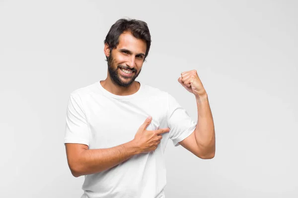 Junger Lateinischer Gutaussehender Mann Lächelt Fröhlich Und Zeigt Beiläufig Auf — Stockfoto