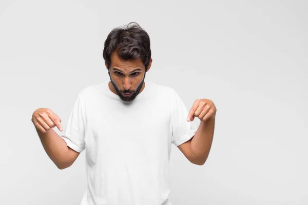 Joven Latino Guapo Hombre Sintiéndose Frustrado Molesto Enfermo Cansado Fracaso — Foto de Stock