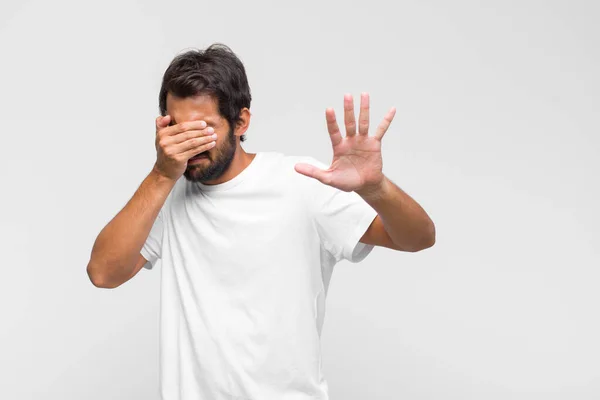 Junger Lateinischer Gutaussehender Mann Der Sich Verwirrt Verwirrt Und Unsicher — Stockfoto