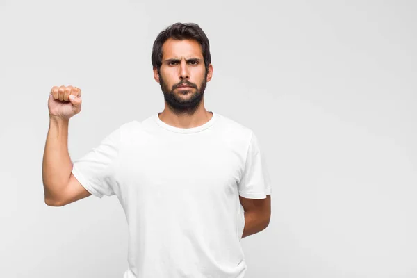 Ung Latinska Stilig Man Känner Chockad Förvånad Och Förvånad Hålla — Stockfoto