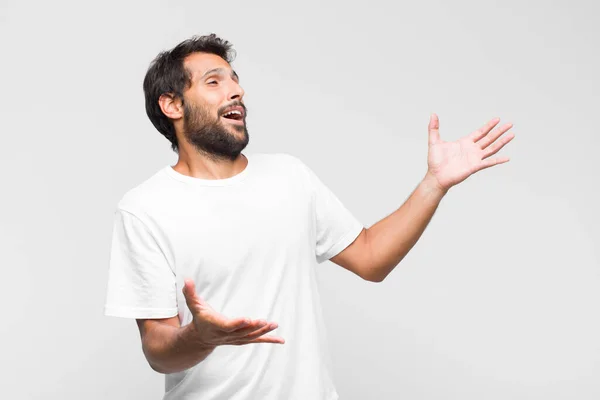 Jovem Latino Bonito Homem Sentindo Feliz Divertido Confiante Positivo Rebelde — Fotografia de Stock