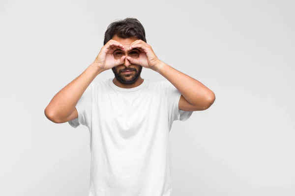 Jovem Latino Bonito Homem Sentindo Chocado Surpreso Apontando Para Copiar — Fotografia de Stock