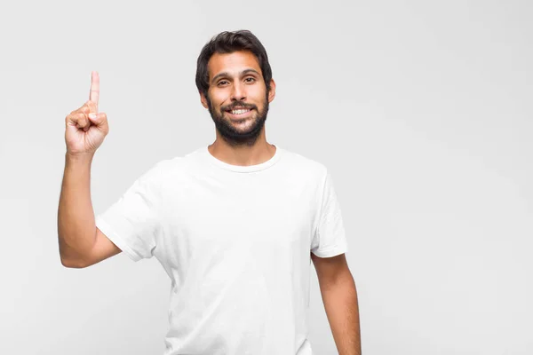 Junger Lateinisch Aussehender Mann Der Ernst Und Neugierig Aussieht Zuhört — Stockfoto