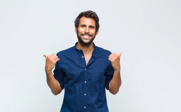Jovem Latino Bonito Homem Sentindo Orgulhoso Despreocupado Confiante Feliz Sorrindo — Fotografia de Stock