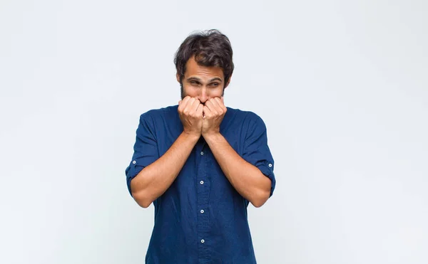 Jovem Latino Bonito Homem Olhando Preocupado Estressado Ansioso Assustado Pânico — Fotografia de Stock
