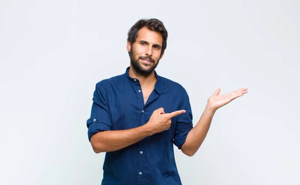 Joven Latino Guapo Hombre Sonriendo Sintiéndose Feliz Positivo Satisfecho Sosteniendo —  Fotos de Stock