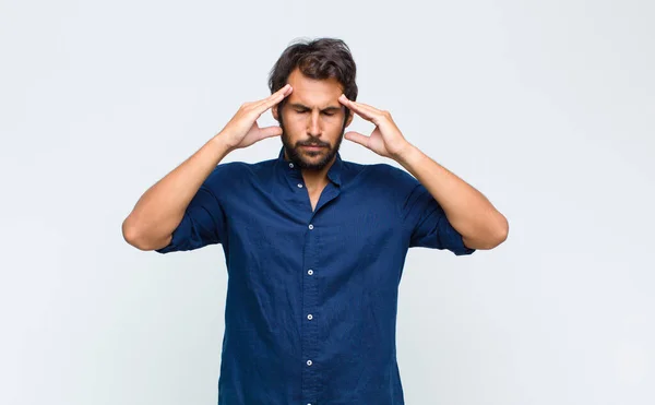 Joven Latino Guapo Hombre Buscando Feliz Asombrado Sorprendido Sonriendo Realizando — Foto de Stock