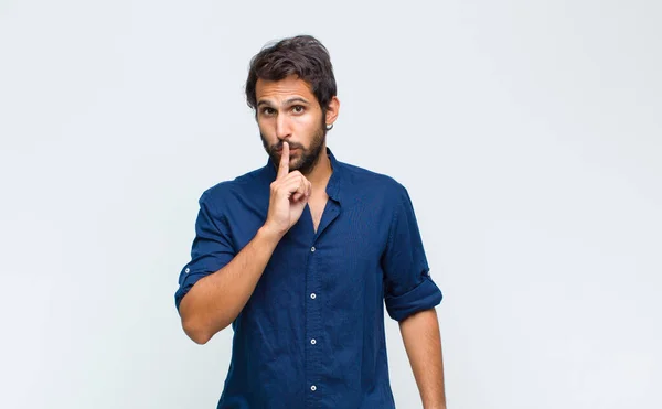Mladý Latinsky Pohledný Muž Vypadá Vážně Nespokojen Oběma Prsty Zkříženými — Stock fotografie