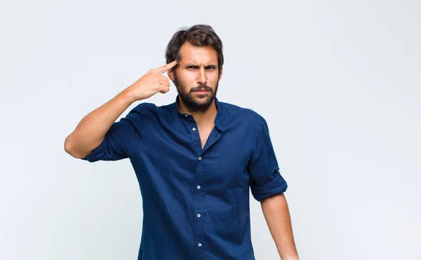 Joven Latino Guapo Hombre Sonriendo Feliz Alegremente Saludando Con Mano — Foto de Stock