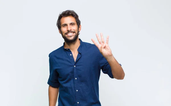 Giovane Latino Bell Uomo Sorridente Dall Aspetto Amichevole Mostrando Numero — Foto Stock