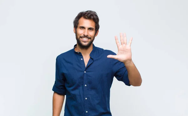 Jovem Latino Bonito Homem Sorrindo Olhando Amigável Mostrando Número Seis — Fotografia de Stock