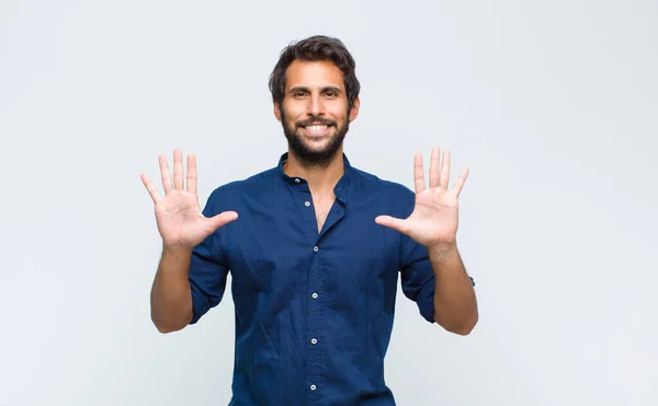 Jonge Latin Knappe Man Glimlachend Zoek Vriendelijk Tonen Nummer Tien — Stockfoto