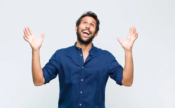 Jovem Latino Bonito Homem Sentindo Feliz Surpreso Sortudo Surpreso Comemorando — Fotografia de Stock