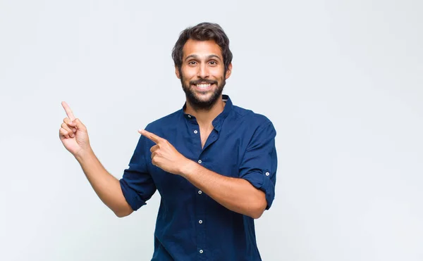 Jonge Latijn Knappe Man Glimlachend Vrolijk Wijzend Naar Opzij Omhoog — Stockfoto