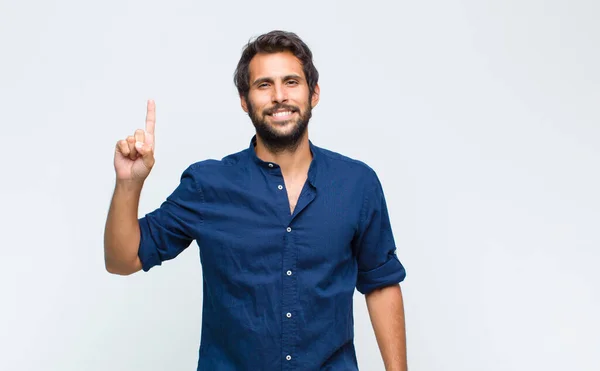 Mladý Latinsky Pohledný Muž Vesele Šťastně Usmívá Ukazuje Vzhůru Jednou — Stock fotografie