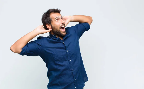 Jonge Latin Knappe Man Met Open Mond Kijken Geschokt Geschokt — Stockfoto