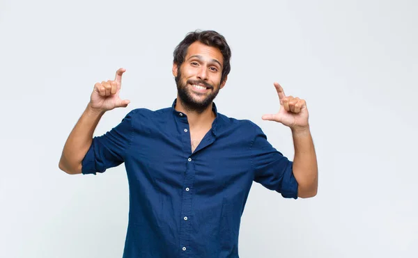 Joven Latino Guapo Hombre Enmarcando Esbozando Propia Sonrisa Con Ambas — Foto de Stock