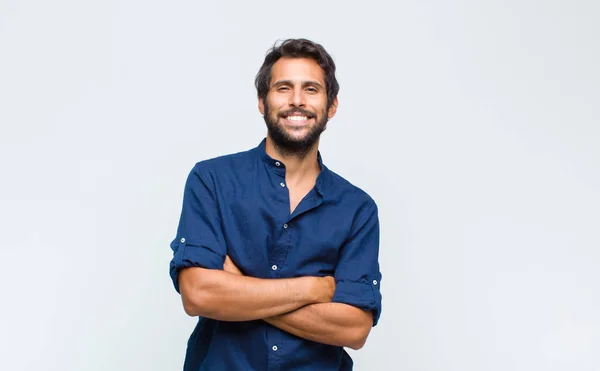 Jovem Latino Bonito Homem Olhando Como Feliz Orgulhoso Satisfeito Realizador — Fotografia de Stock