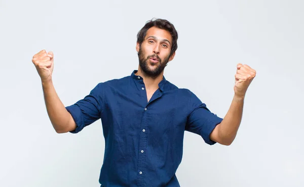 Jonge Latin Knappe Man Vieren Een Ongelooflijk Succes Als Een — Stockfoto