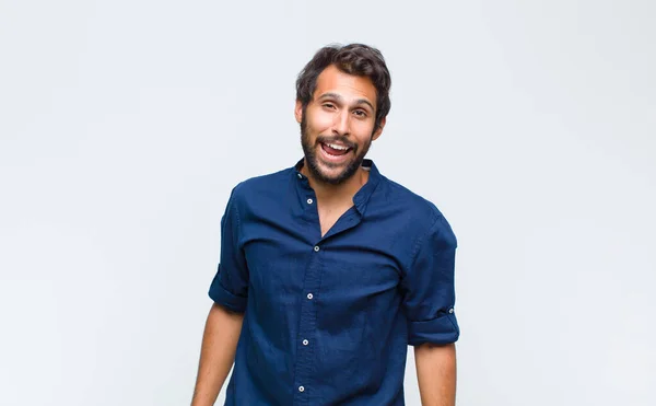 Jovem Latino Bonito Homem Com Grande Amigável Sorriso Despreocupado Olhando — Fotografia de Stock