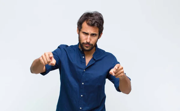 Junger Lateinisch Aussehender Mann Der Mit Beiden Fingern Und Wütendem — Stockfoto