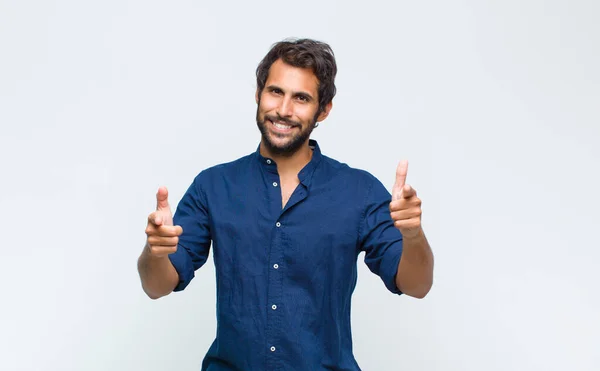 Mladý Latinsky Pohledný Muž Usmívá Pozitivním Úspěšným Šťastný Postoj Ukazuje — Stock fotografie