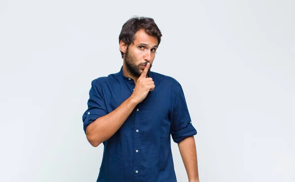 Jovem Latino Bonito Homem Pedindo Silêncio Sossego Gestos Com Dedo — Fotografia de Stock