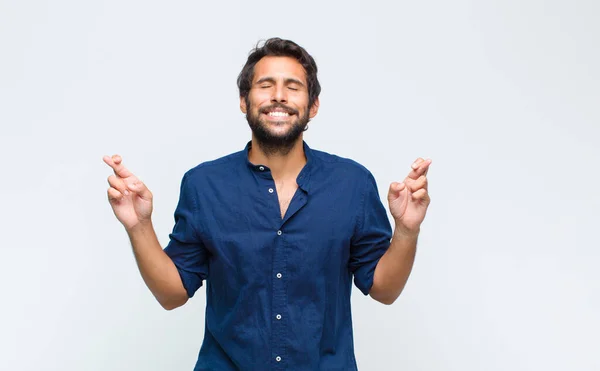 Joven Latino Guapo Hombre Sonriendo Ansiosamente Cruzando Ambos Dedos Sintiéndose — Foto de Stock