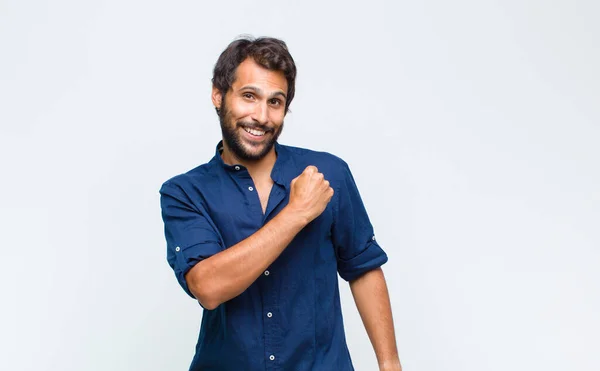 Giovane Latino Bell Uomo Che Sente Felice Positivo Successo Motivato — Foto Stock