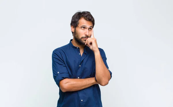 Jovem Latino Bonito Homem Com Olhar Concentrado Perguntando Com Uma — Fotografia de Stock
