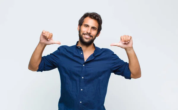 Jovem Latino Bonito Homem Sentindo Orgulhoso Arrogante Confiante Olhando Satisfeito — Fotografia de Stock