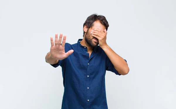 Jovem Latino Bonito Homem Cobrindo Rosto Com Mão Colocando Outra — Fotografia de Stock