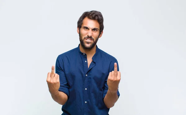 Jovem Latino Bonito Homem Sentindo Provocante Agressivo Obsceno Lançando Dedo — Fotografia de Stock