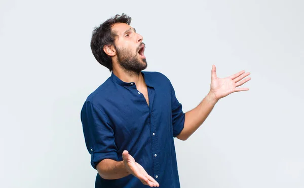 Jonge Latijnse Knappe Man Die Opera Speelt Zingt Tijdens Een — Stockfoto